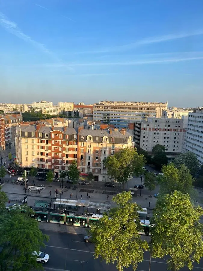 Guest Room In A Shared Apartment - Metro 7 And Tramway T3A باريس 0*,  فرنسا