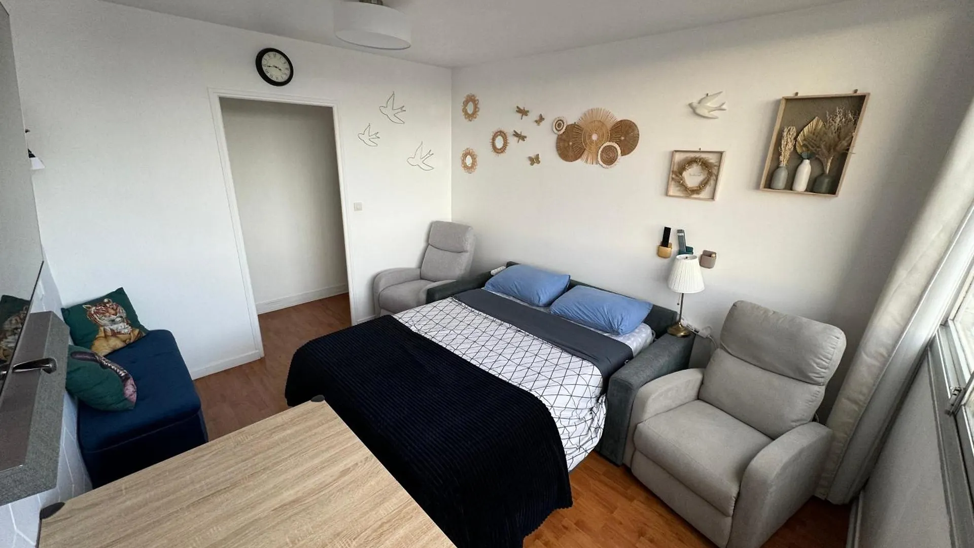 Guest Room In A Shared Apartment - Metro 7 And Tramway T3A باريس 0*,  فرنسا